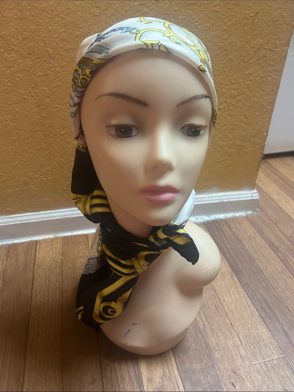 Comteme Luxuryq Black, White & Gold Women's Silk Scarf